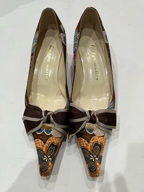 Bettye Muller Colorful Floral Pointy Toe Kitten Heel Pumps with a Bow Sz. 38